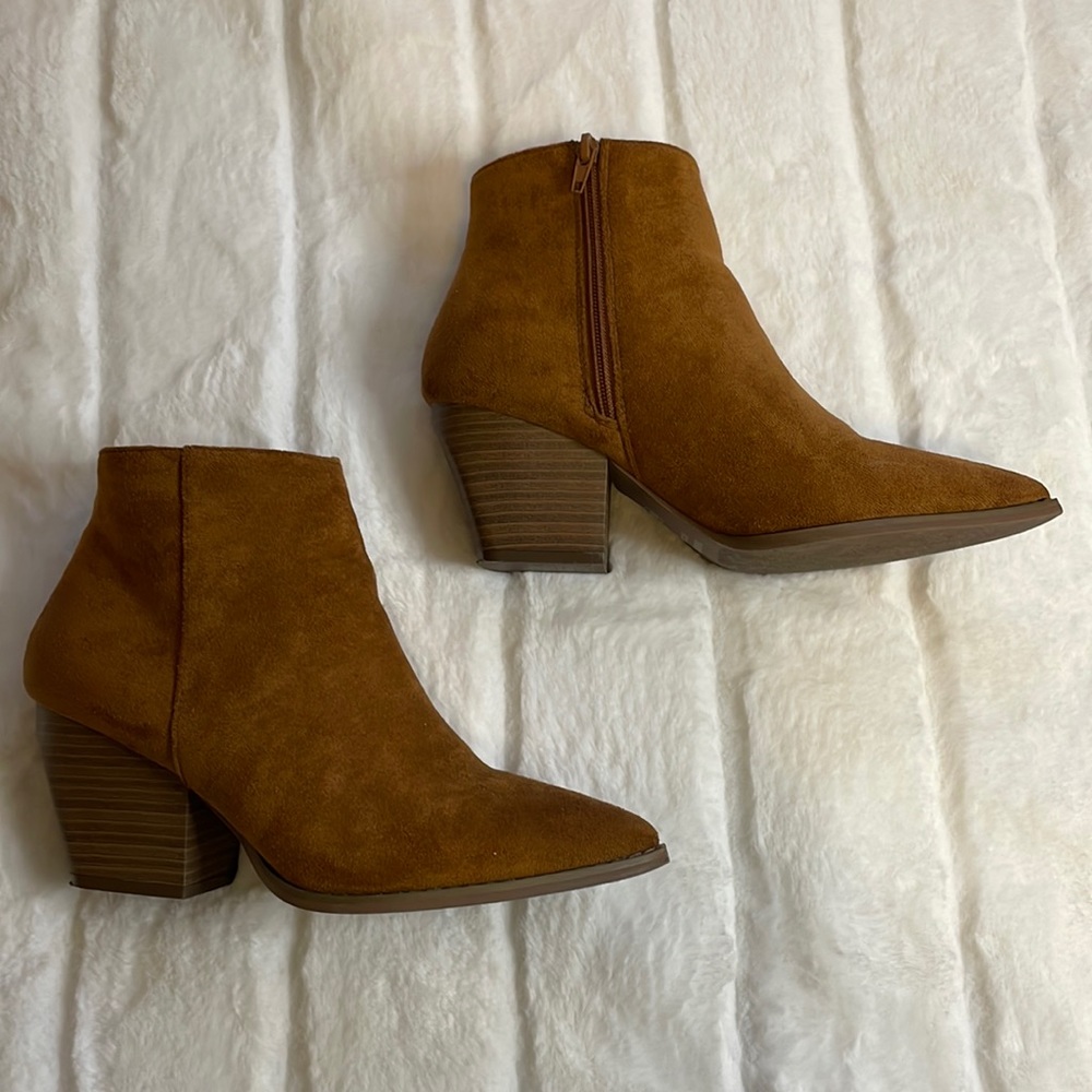 Dominique Nicole tan boots size 8